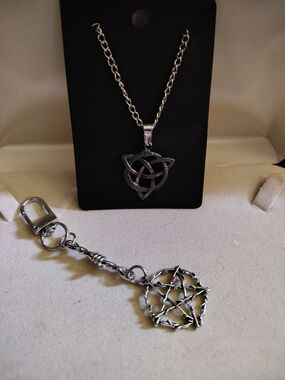 🚨 New Celtic Triquetra Necklace & Pentagram Keychain Set 🚨